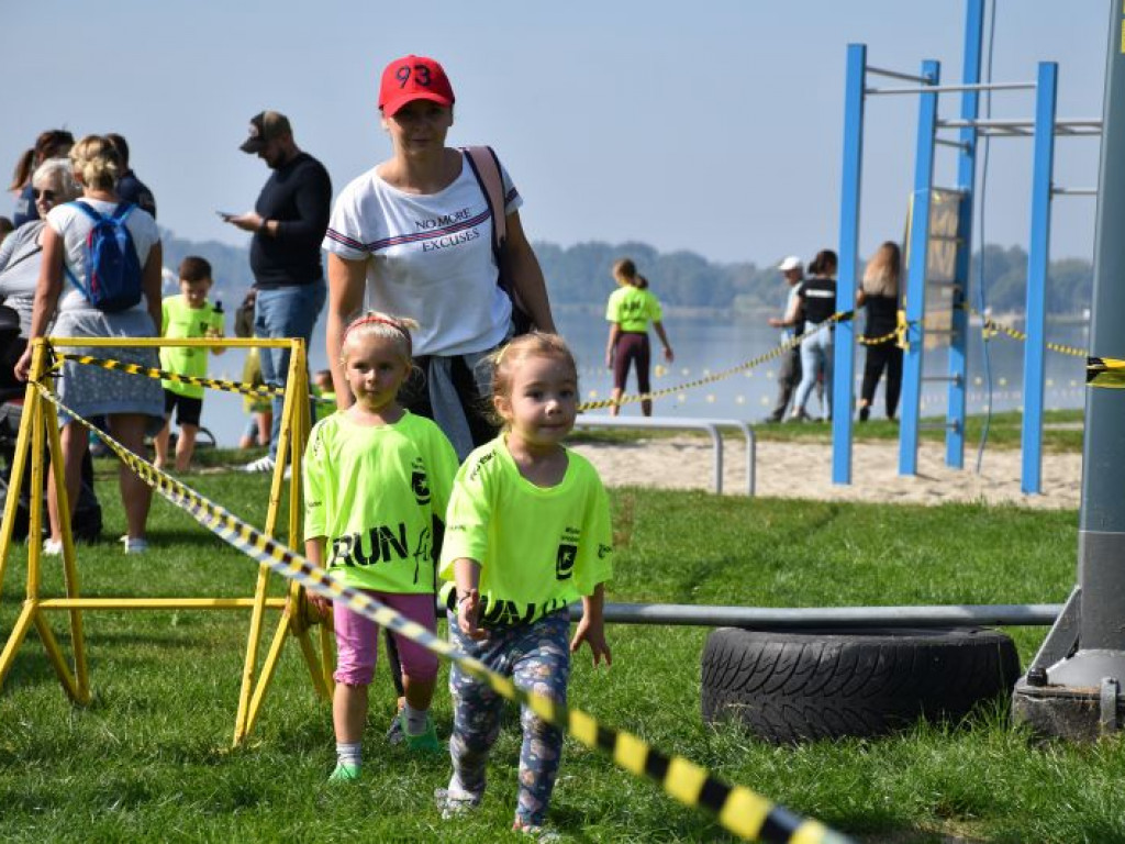 Run fit Kids w Tarnobrzegu. Mali zawodnicy w szaleńczym biegu z przeszkodami [zdjęcia]