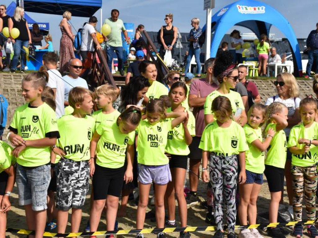 Run fit Kids w Tarnobrzegu. Mali zawodnicy w szaleńczym biegu z przeszkodami [zdjęcia]