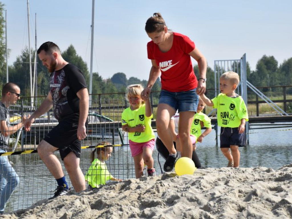 Run fit Kids w Tarnobrzegu. Mali zawodnicy w szaleńczym biegu z przeszkodami [zdjęcia]