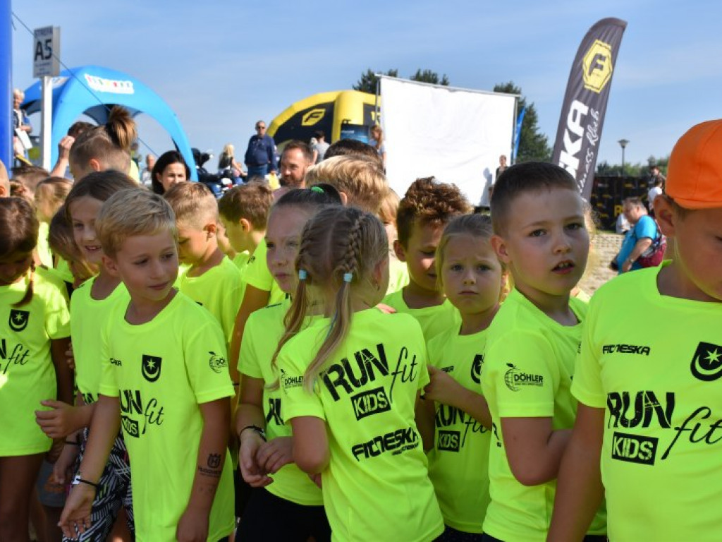 Run fit Kids w Tarnobrzegu. Mali zawodnicy w szaleńczym biegu z przeszkodami [zdjęcia]