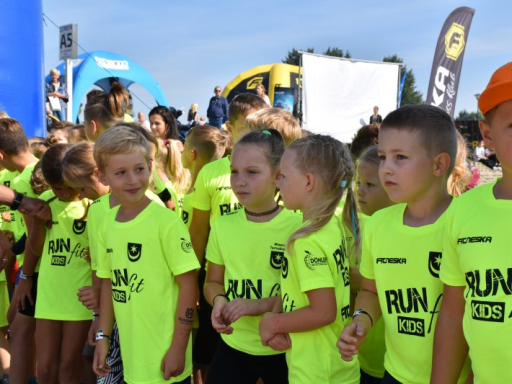 Run fit Kids w Tarnobrzegu. Mali zawodnicy w szaleńczym biegu z przeszkodami [zdjęcia]