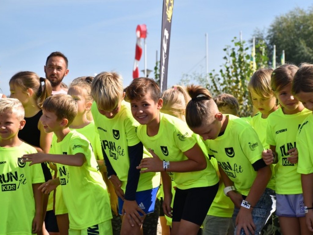 Run fit Kids w Tarnobrzegu. Mali zawodnicy w szaleńczym biegu z przeszkodami [zdjęcia]