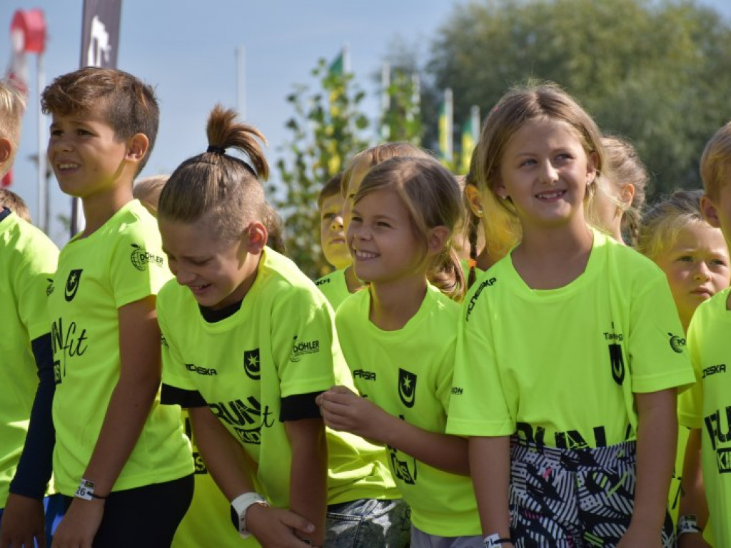 Run fit Kids w Tarnobrzegu. Mali zawodnicy w szaleńczym biegu z przeszkodami [zdjęcia]