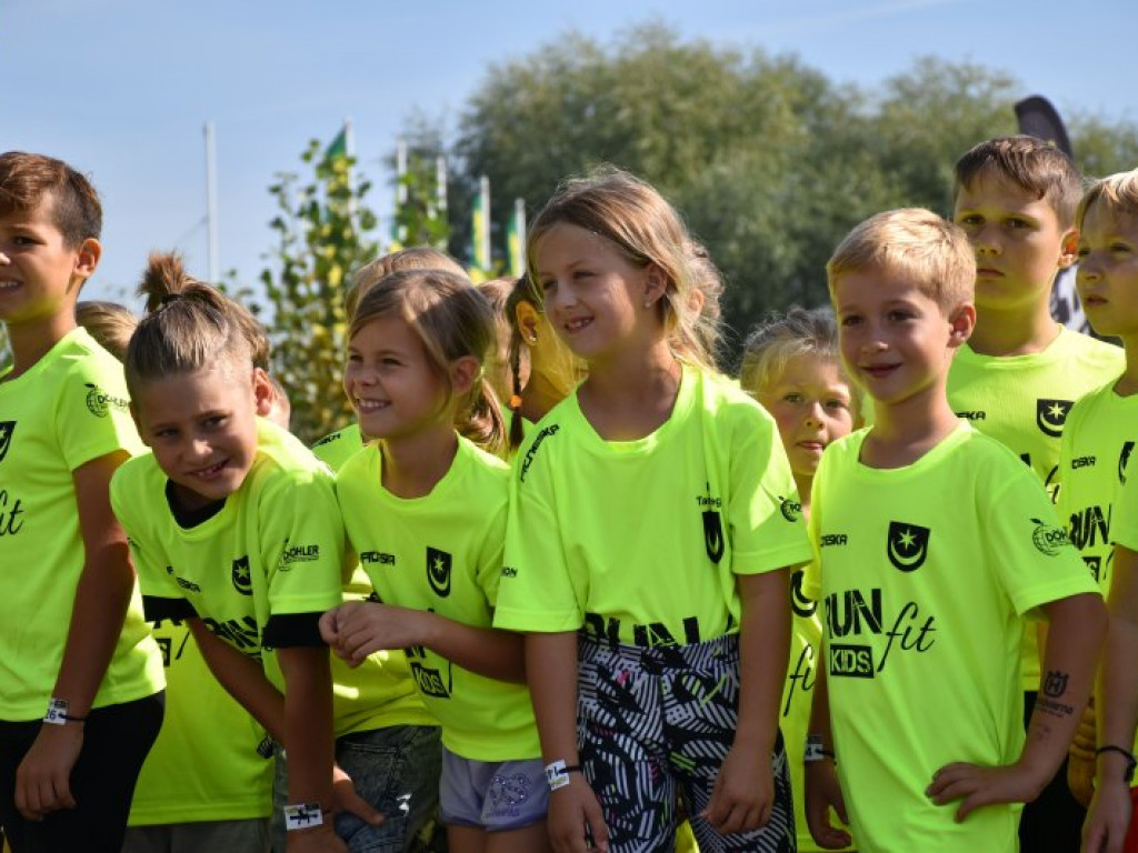 Run fit Kids w Tarnobrzegu. Mali zawodnicy w szaleńczym biegu z przeszkodami [zdjęcia]