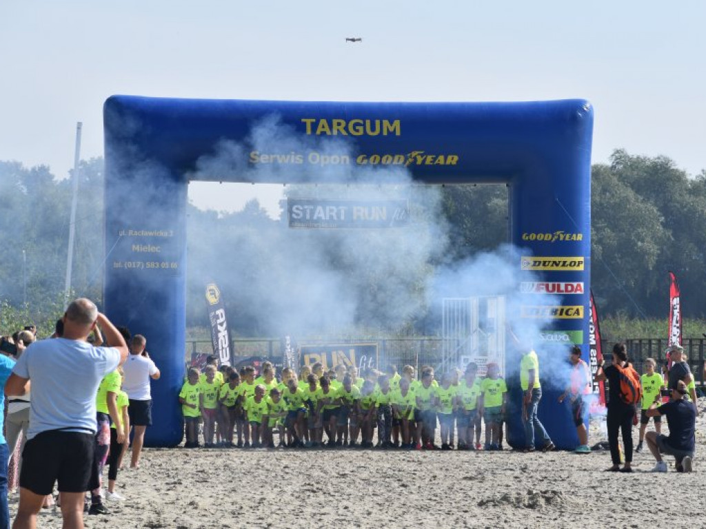 Run fit Kids w Tarnobrzegu. Mali zawodnicy w szaleńczym biegu z przeszkodami [zdjęcia]