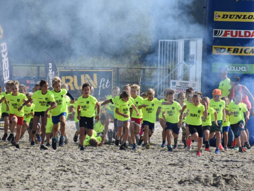 Run fit Kids w Tarnobrzegu. Mali zawodnicy w szaleńczym biegu z przeszkodami [zdjęcia]