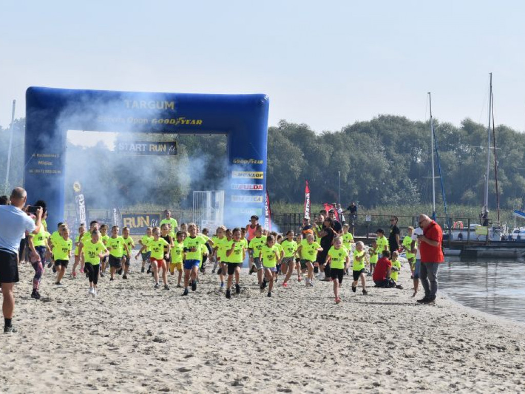 Run fit Kids w Tarnobrzegu. Mali zawodnicy w szaleńczym biegu z przeszkodami [zdjęcia]