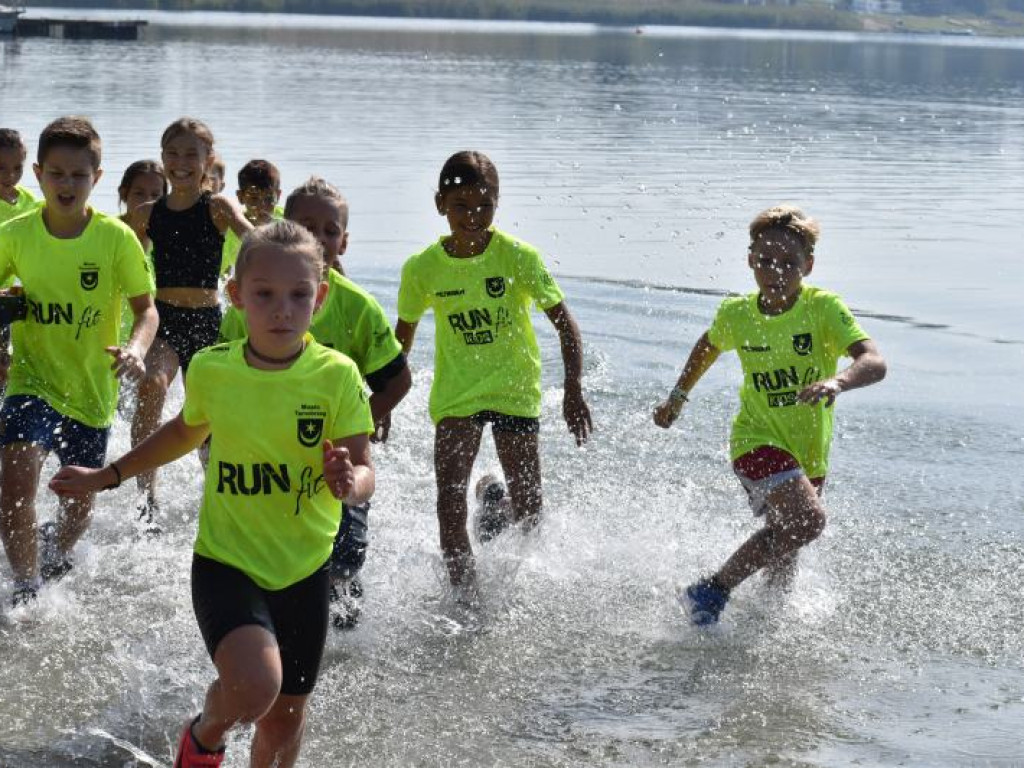 Run fit Kids w Tarnobrzegu. Mali zawodnicy w szaleńczym biegu z przeszkodami [zdjęcia]