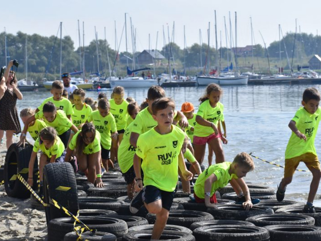 Run fit Kids w Tarnobrzegu. Mali zawodnicy w szaleńczym biegu z przeszkodami [zdjęcia]