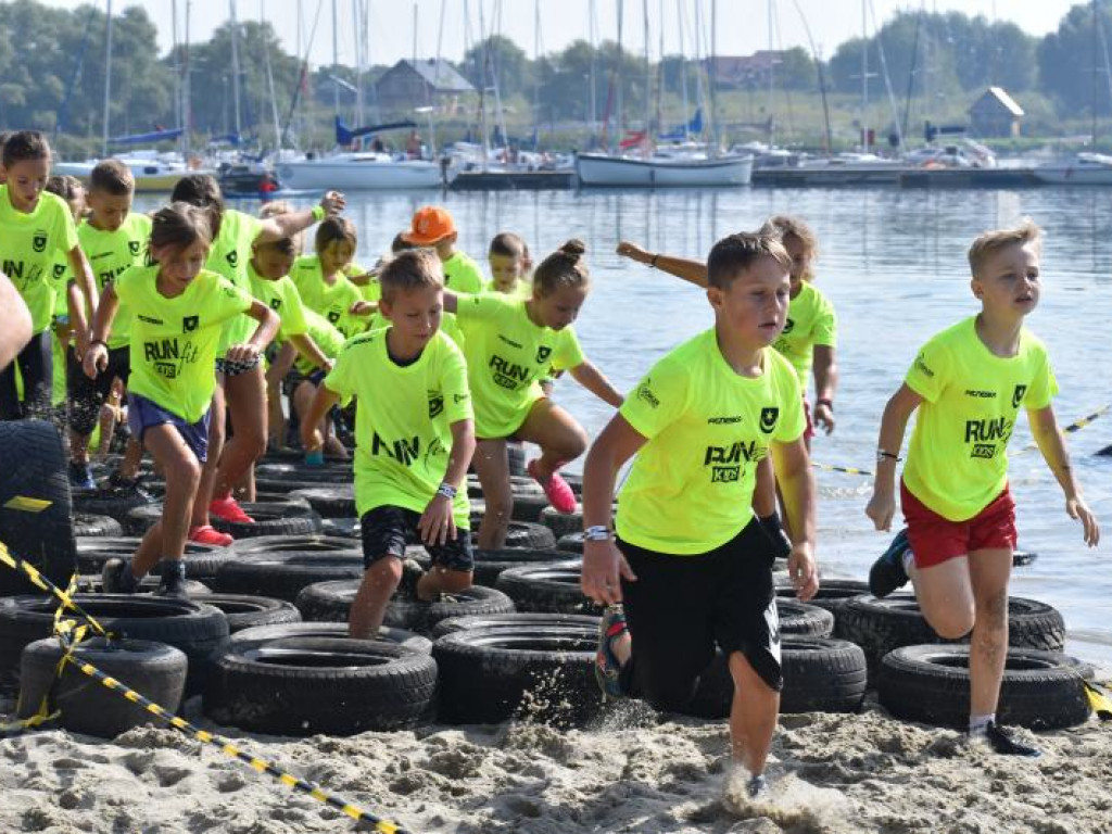 Run fit Kids w Tarnobrzegu. Mali zawodnicy w szaleńczym biegu z przeszkodami [zdjęcia]