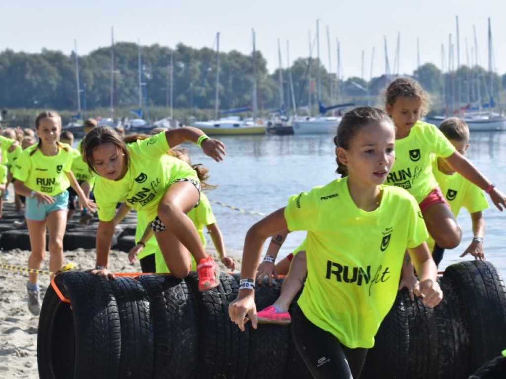 Run fit Kids w Tarnobrzegu. Mali zawodnicy w szaleńczym biegu z przeszkodami [zdjęcia]