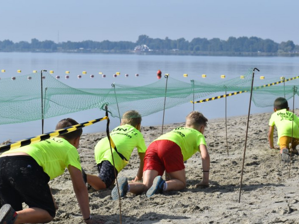Run fit Kids w Tarnobrzegu. Mali zawodnicy w szaleńczym biegu z przeszkodami [zdjęcia]