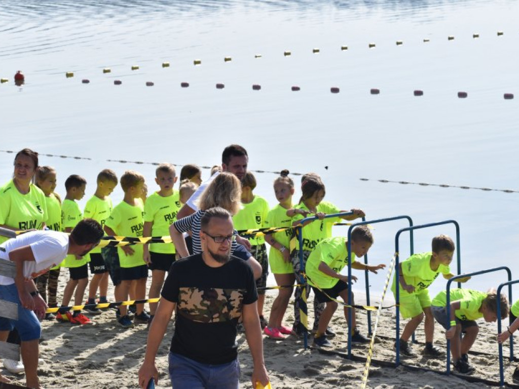 Run fit Kids w Tarnobrzegu. Mali zawodnicy w szaleńczym biegu z przeszkodami [zdjęcia]