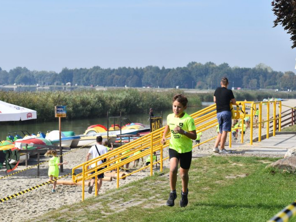Run fit Kids w Tarnobrzegu. Mali zawodnicy w szaleńczym biegu z przeszkodami [zdjęcia]