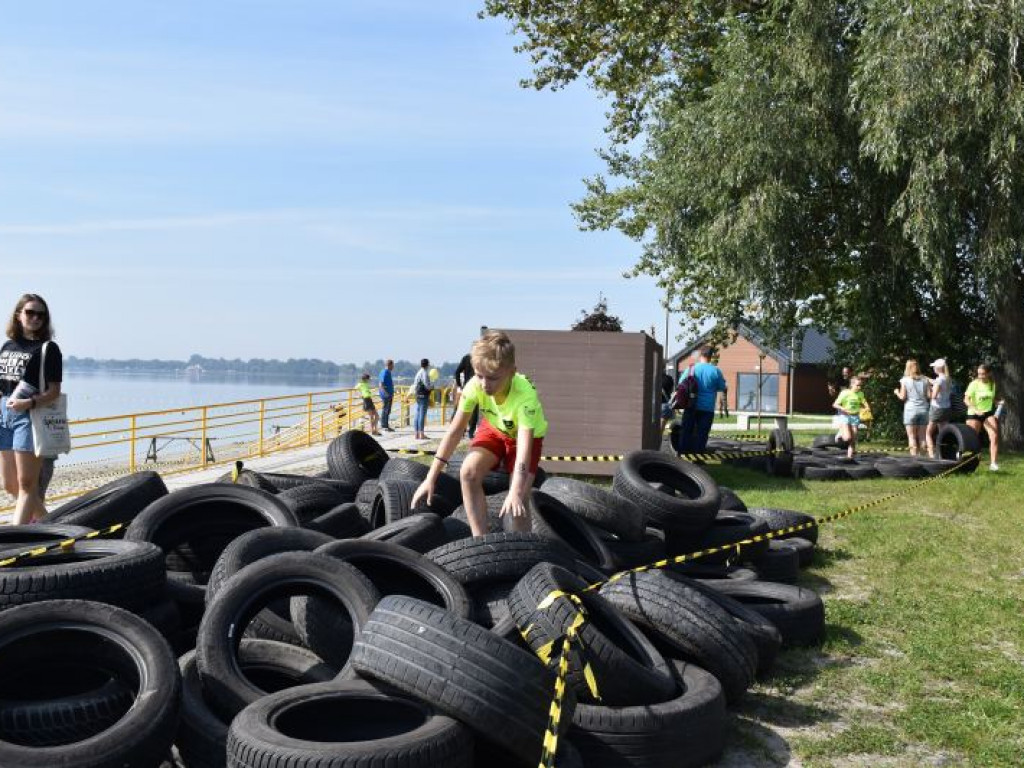Run fit Kids w Tarnobrzegu. Mali zawodnicy w szaleńczym biegu z przeszkodami [zdjęcia]