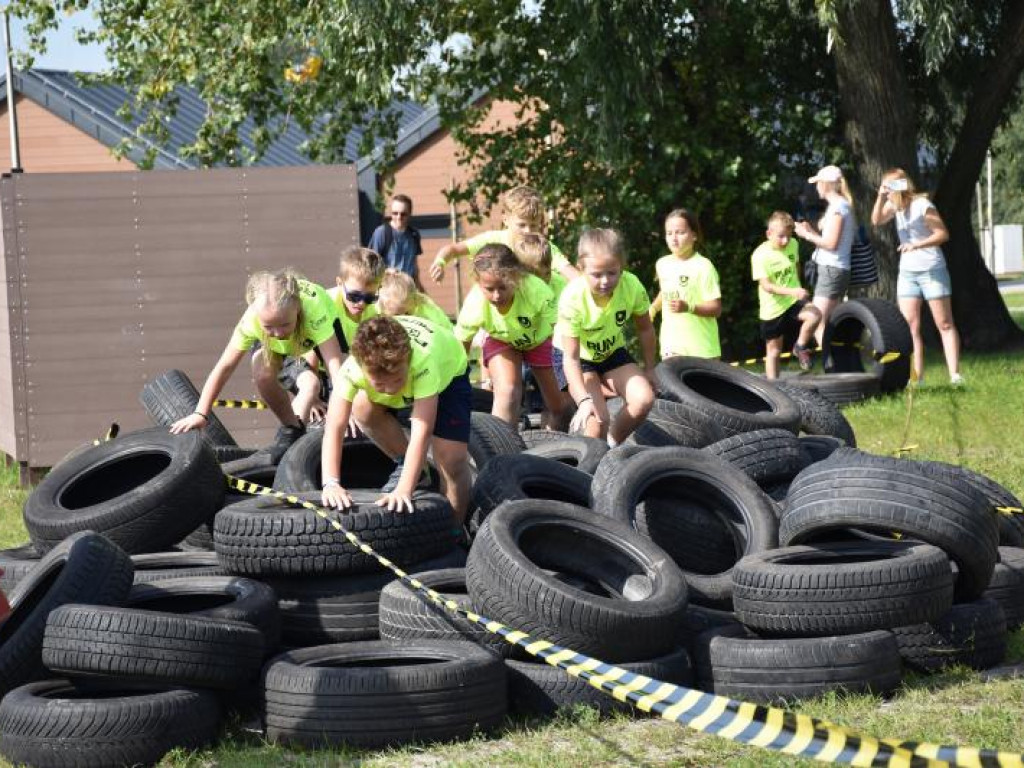 Run fit Kids w Tarnobrzegu. Mali zawodnicy w szaleńczym biegu z przeszkodami [zdjęcia]
