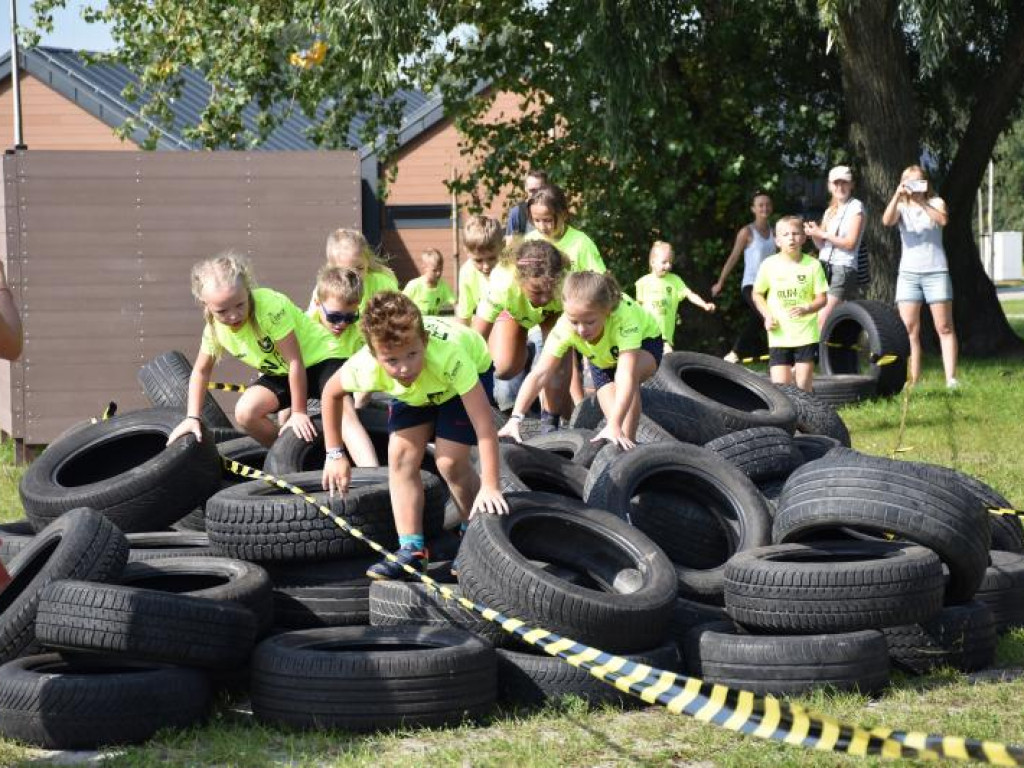 Run fit Kids w Tarnobrzegu. Mali zawodnicy w szaleńczym biegu z przeszkodami [zdjęcia]