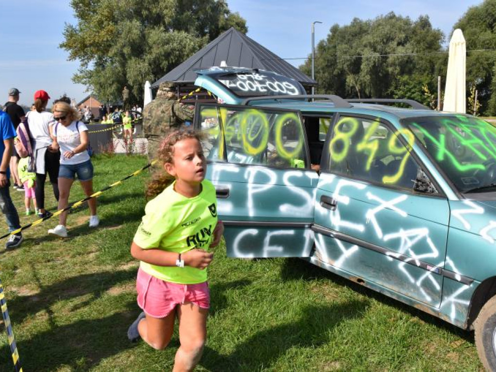 Run fit Kids w Tarnobrzegu. Mali zawodnicy w szaleńczym biegu z przeszkodami [zdjęcia]