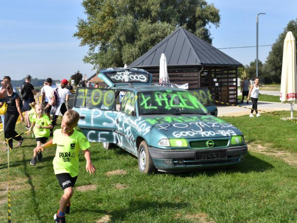 Run fit Kids w Tarnobrzegu. Mali zawodnicy w szaleńczym biegu z przeszkodami [zdjęcia]