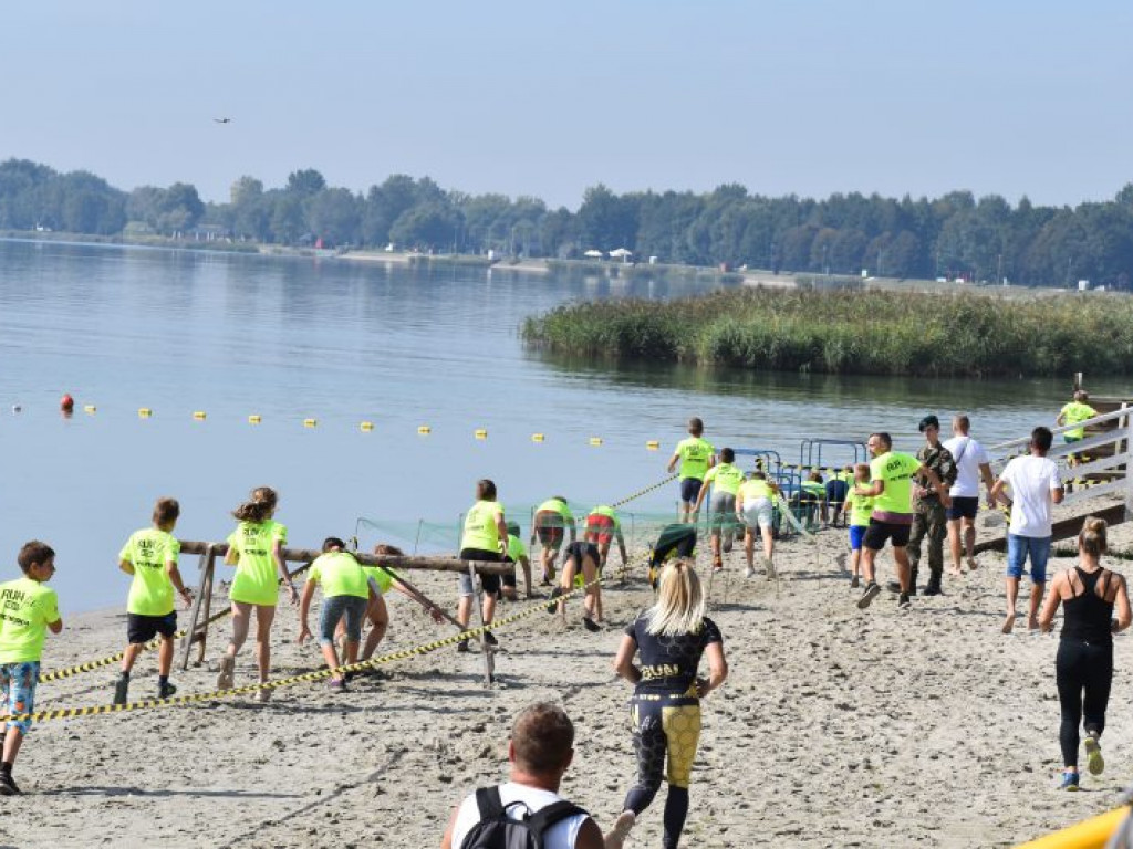 Run fit Kids w Tarnobrzegu. Mali zawodnicy w szaleńczym biegu z przeszkodami [zdjęcia]