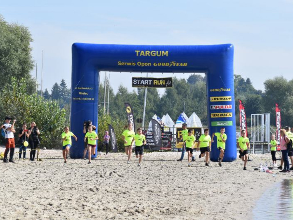 Run fit Kids w Tarnobrzegu. Mali zawodnicy w szaleńczym biegu z przeszkodami [zdjęcia]