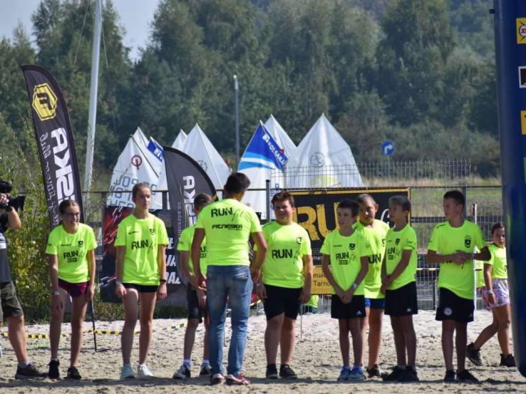 Run fit Kids w Tarnobrzegu. Mali zawodnicy w szaleńczym biegu z przeszkodami [zdjęcia]