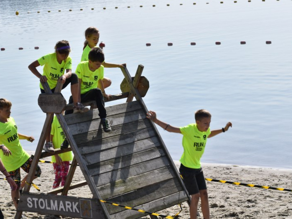 Run fit Kids w Tarnobrzegu. Mali zawodnicy w szaleńczym biegu z przeszkodami [zdjęcia]