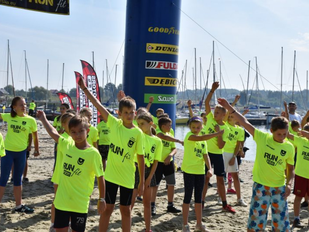 Run fit Kids w Tarnobrzegu. Mali zawodnicy w szaleńczym biegu z przeszkodami [zdjęcia]