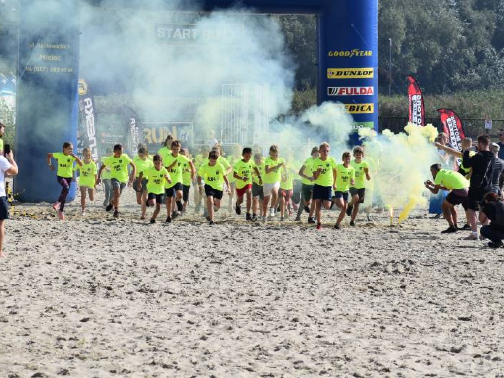 Run fit Kids w Tarnobrzegu. Mali zawodnicy w szaleńczym biegu z przeszkodami [zdjęcia]