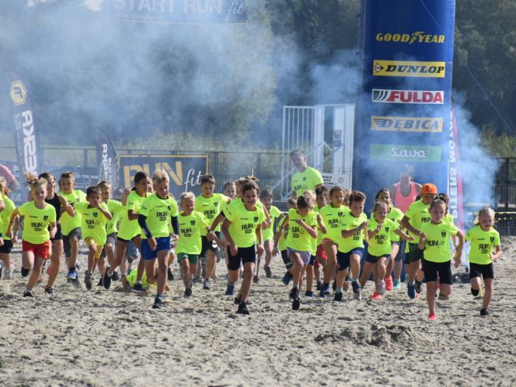 Run fit Kids w Tarnobrzegu. Mali zawodnicy w szaleńczym biegu z przeszkodami [zdjęcia]