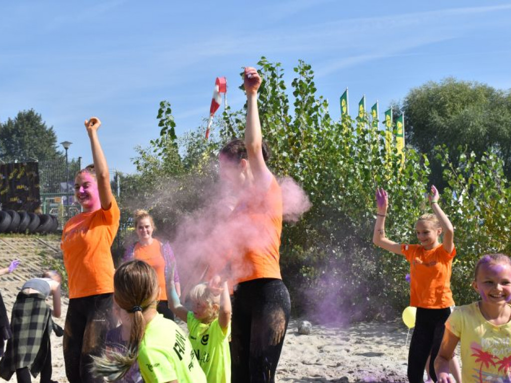Run fit Kids w Tarnobrzegu. Mali zawodnicy w szaleńczym biegu z przeszkodami [zdjęcia]