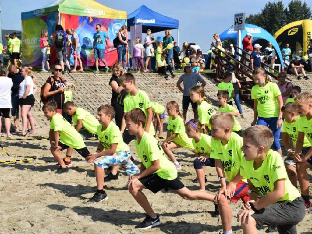 Run fit Kids w Tarnobrzegu. Mali zawodnicy w szaleńczym biegu z przeszkodami [zdjęcia]