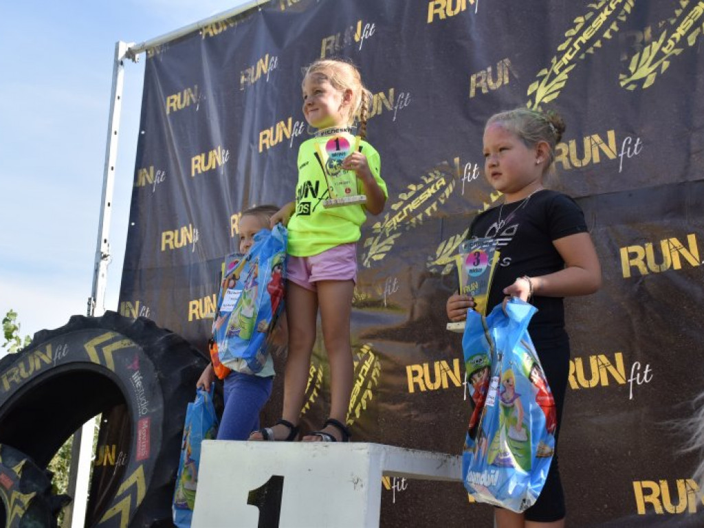 Run fit Kids w Tarnobrzegu. Mali zawodnicy w szaleńczym biegu z przeszkodami [zdjęcia]
