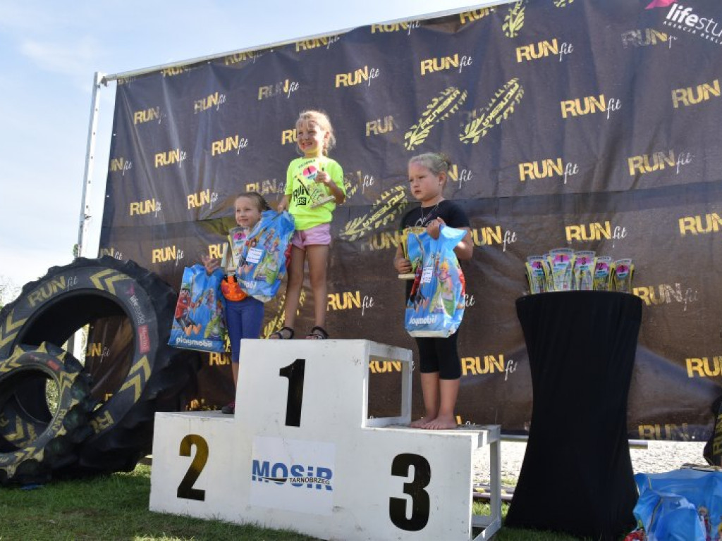 Run fit Kids w Tarnobrzegu. Mali zawodnicy w szaleńczym biegu z przeszkodami [zdjęcia]