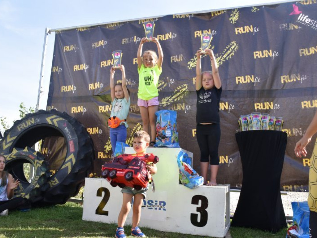 Run fit Kids w Tarnobrzegu. Mali zawodnicy w szaleńczym biegu z przeszkodami [zdjęcia]