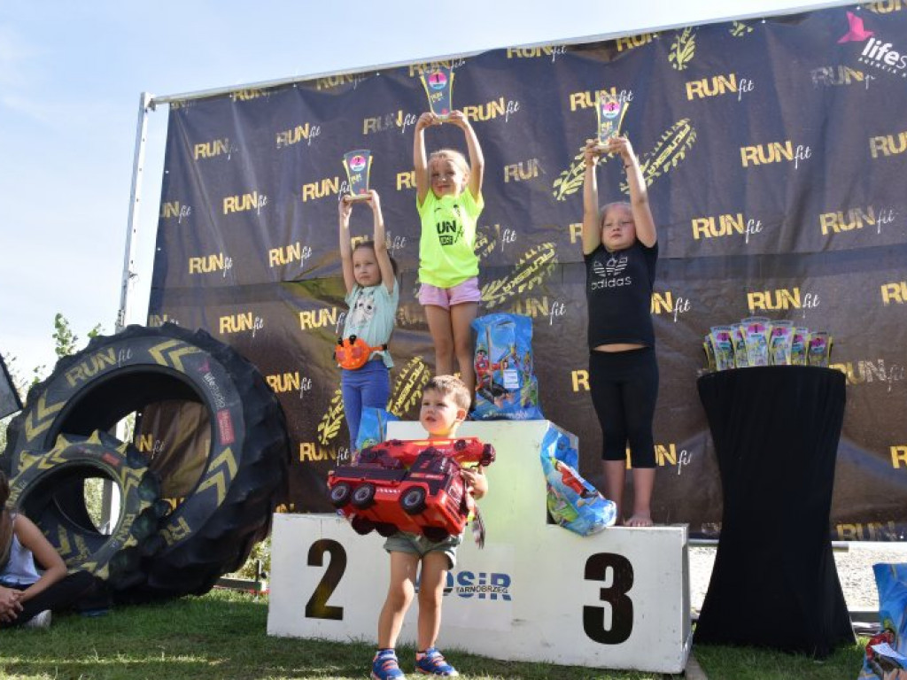 Run fit Kids w Tarnobrzegu. Mali zawodnicy w szaleńczym biegu z przeszkodami [zdjęcia]