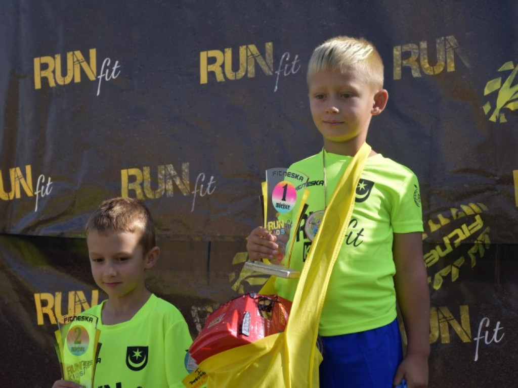 Run fit Kids w Tarnobrzegu. Mali zawodnicy w szaleńczym biegu z przeszkodami [zdjęcia]