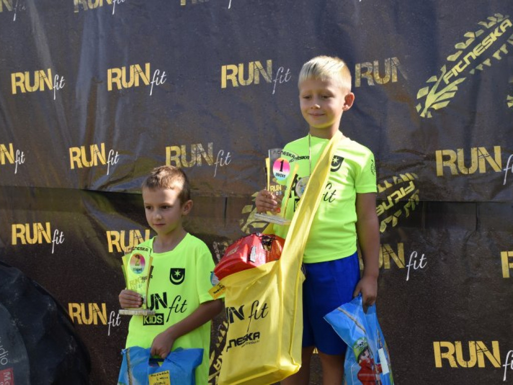 Run fit Kids w Tarnobrzegu. Mali zawodnicy w szaleńczym biegu z przeszkodami [zdjęcia]