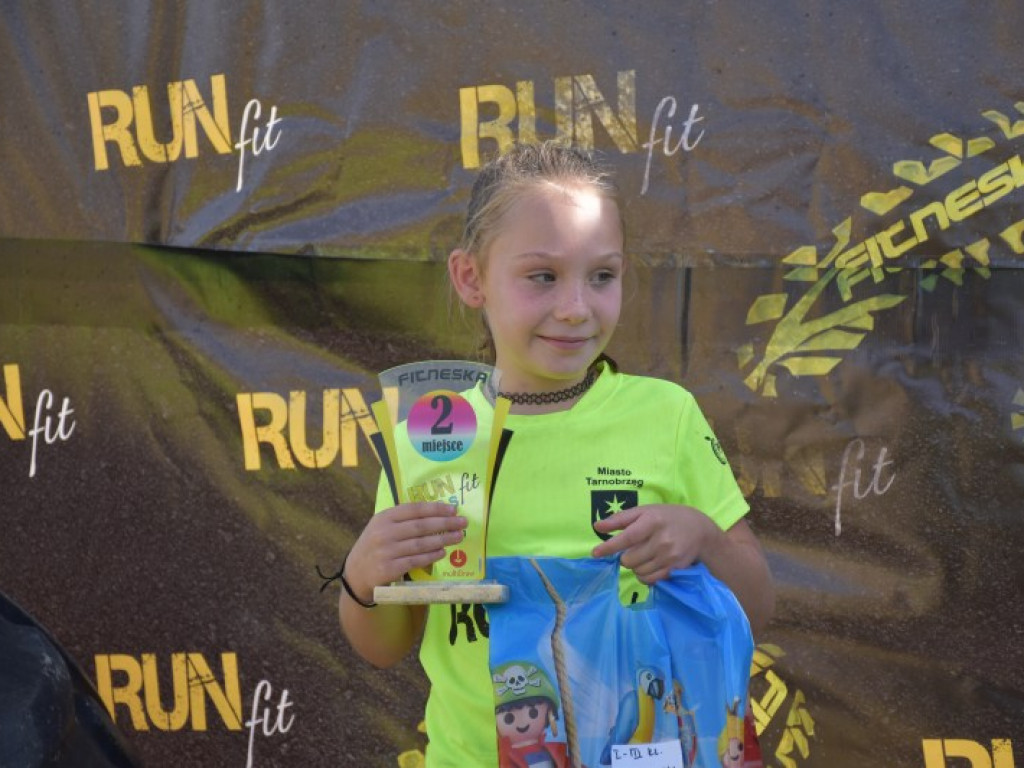 Run fit Kids w Tarnobrzegu. Mali zawodnicy w szaleńczym biegu z przeszkodami [zdjęcia]