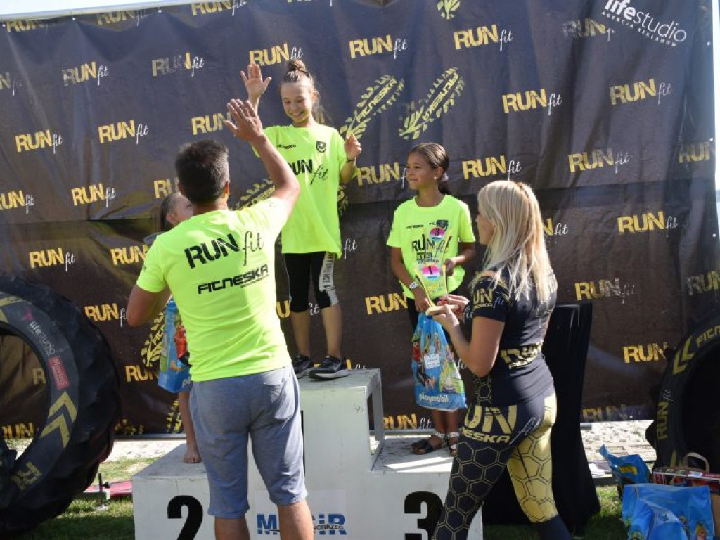 Run fit Kids w Tarnobrzegu. Mali zawodnicy w szaleńczym biegu z przeszkodami [zdjęcia]