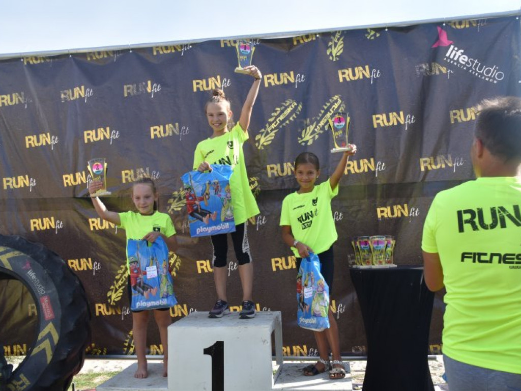 Run fit Kids w Tarnobrzegu. Mali zawodnicy w szaleńczym biegu z przeszkodami [zdjęcia]