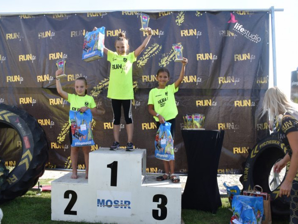 Run fit Kids w Tarnobrzegu. Mali zawodnicy w szaleńczym biegu z przeszkodami [zdjęcia]