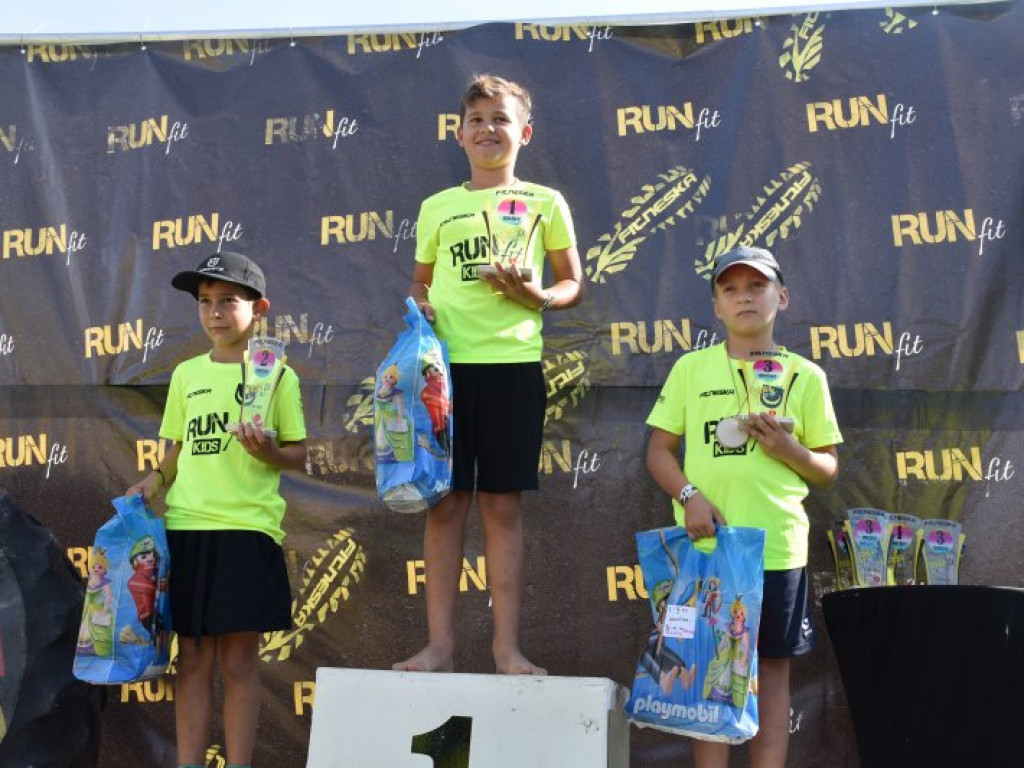 Run fit Kids w Tarnobrzegu. Mali zawodnicy w szaleńczym biegu z przeszkodami [zdjęcia]