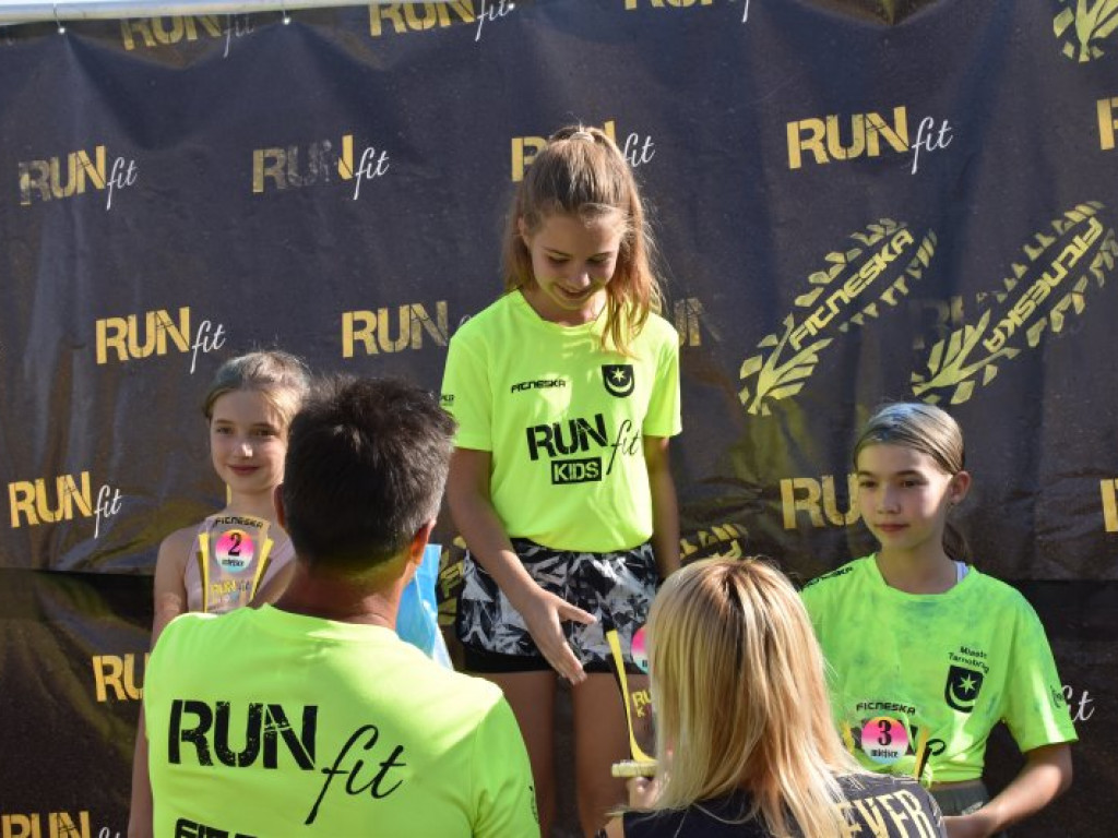Run fit Kids w Tarnobrzegu. Mali zawodnicy w szaleńczym biegu z przeszkodami [zdjęcia]