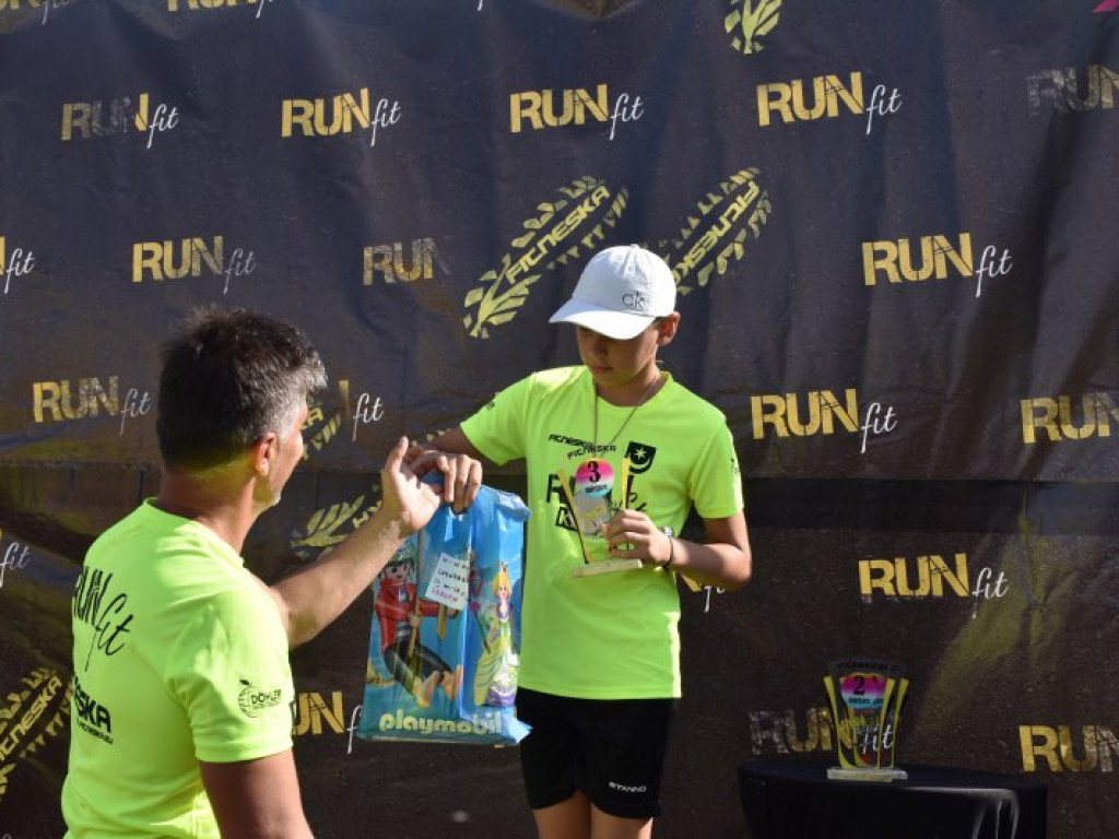 Run fit Kids w Tarnobrzegu. Mali zawodnicy w szaleńczym biegu z przeszkodami [zdjęcia]