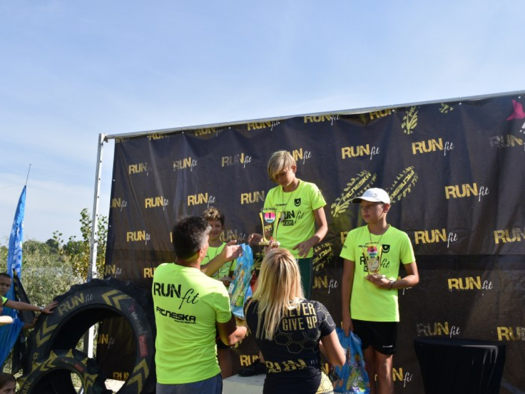 Run fit Kids w Tarnobrzegu. Mali zawodnicy w szaleńczym biegu z przeszkodami [zdjęcia]
