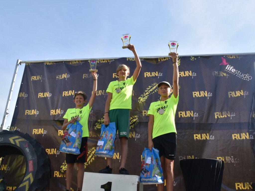 Run fit Kids w Tarnobrzegu. Mali zawodnicy w szaleńczym biegu z przeszkodami [zdjęcia]