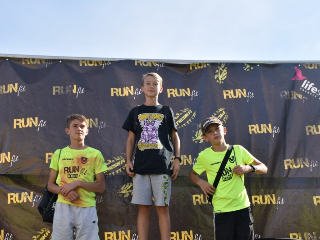 Run fit Kids w Tarnobrzegu. Mali zawodnicy w szaleńczym biegu z przeszkodami [zdjęcia]