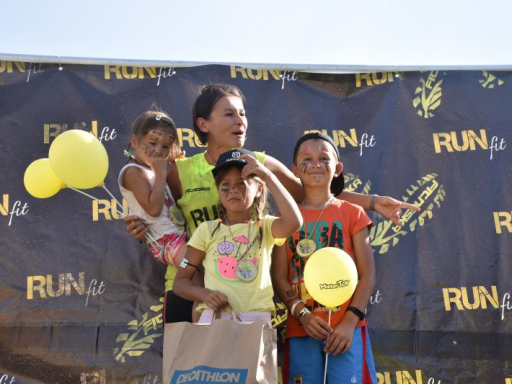 Run fit Kids w Tarnobrzegu. Mali zawodnicy w szaleńczym biegu z przeszkodami [zdjęcia]