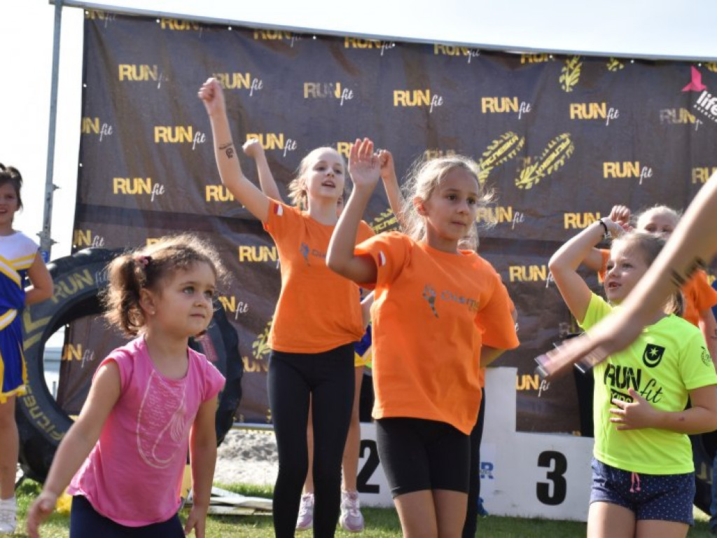 Run fit Kids w Tarnobrzegu. Mali zawodnicy w szaleńczym biegu z przeszkodami [zdjęcia]
